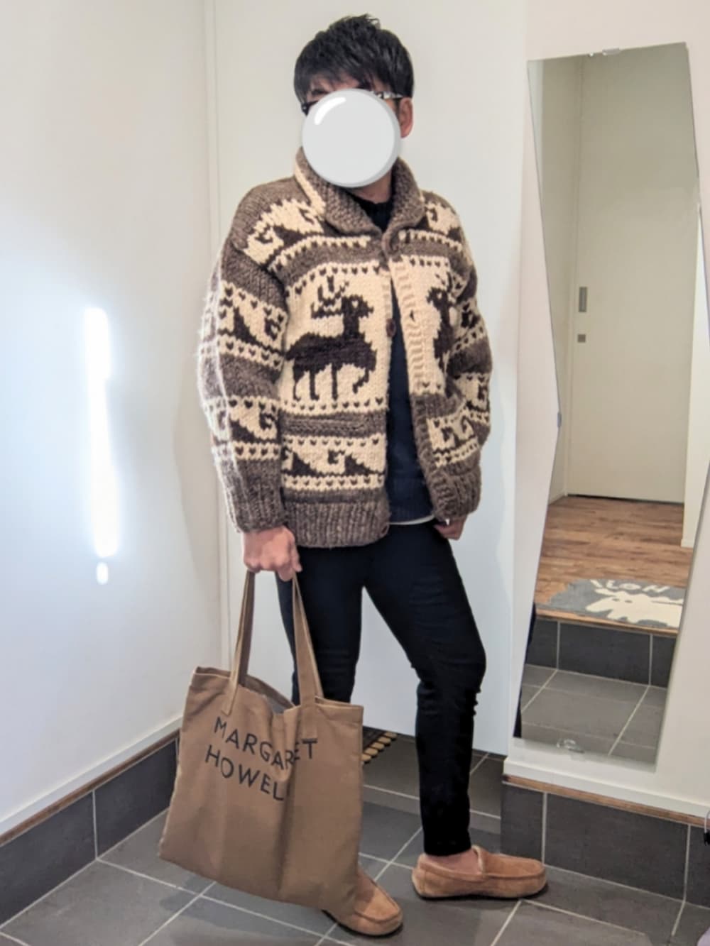 ブラウン系のその他アウター、ブルー系のニット/セーター、ブラック系のデニムパンツを着用したメンズの冬コーディネートの2枚目の写真