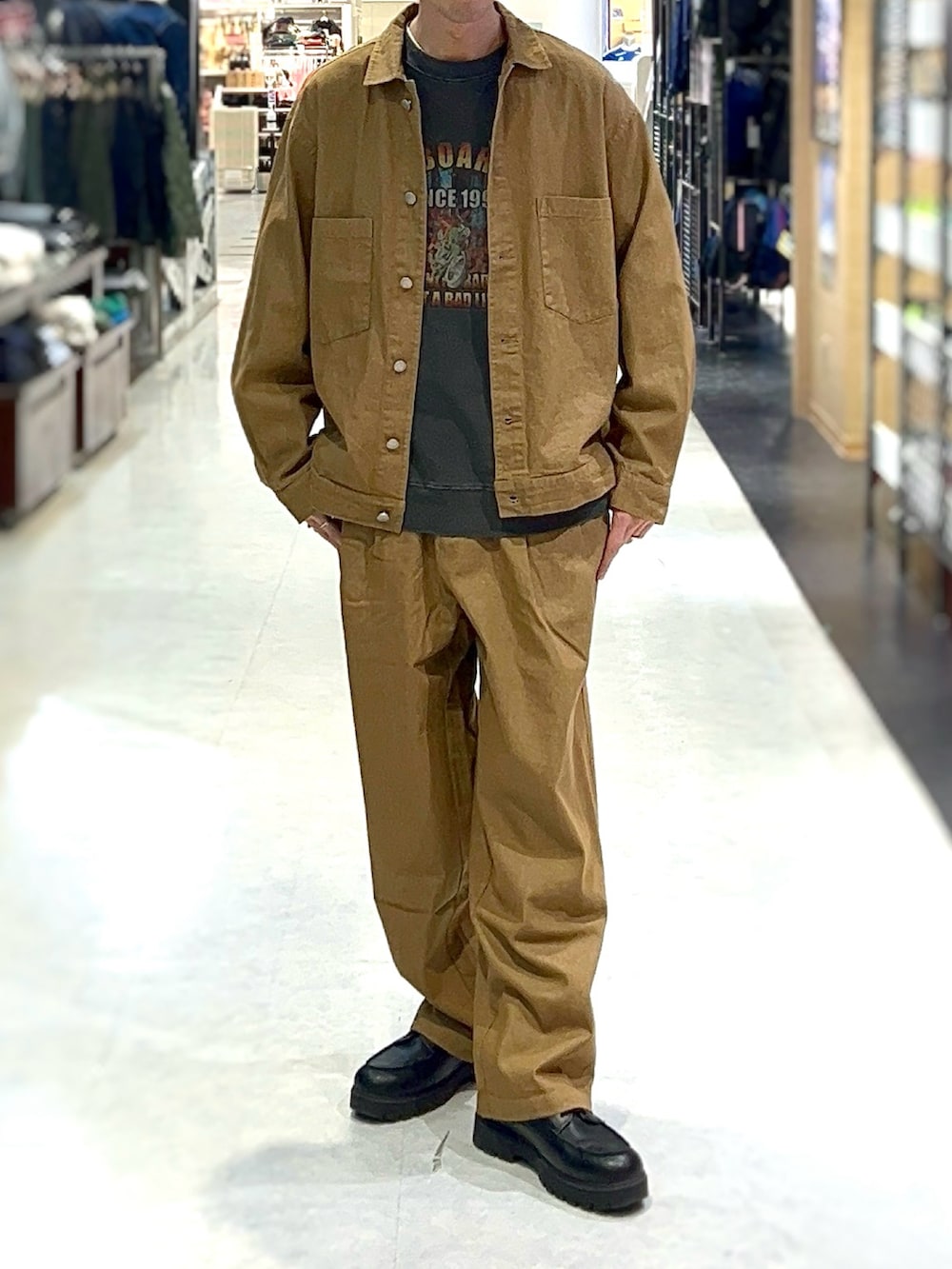 「デニムセットアップ、大人カジュアル、大人アメカジ、シンプルコーデ、春服、春コーデ、ベージュコーデ、30代メンズファッション、40代メンズファッション、メンズコーデ」｜「US.BOARDERのアイテム（デニムジャケット、ベージュ系）」を使った、NBTさん（メンズ・178cm）の冬コーディネートの2枚目の写真