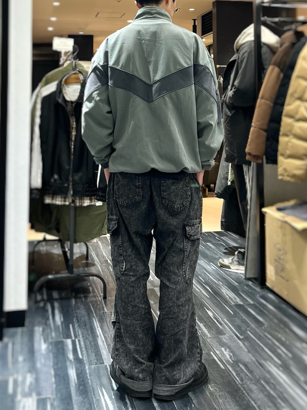 「トラックジャケット、USARMY、トレーニングジャケット、ミリタリー、ストリートコーデ、ストリートMIX、スポーツmix」｜「U.S.BOARDERのアイテム（ナイロンジャケット、その他）」を使った、NBTさん（メンズ・178cm）の冬コーディネートの3枚目の写真
