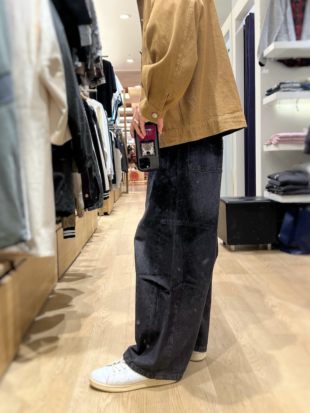 「アメカジ、大人ストリート、デニムジャケット、春コーデ、バレルレッグジーンズ、usboarder、ブラックデニム、花見コーデ、春めき満開コーデ」｜「US.BOARDERのアイテム（デニムパンツ、ブラック系）」を使った、NBTさん（メンズ・178cm）の春コーディネートの3枚目の写真