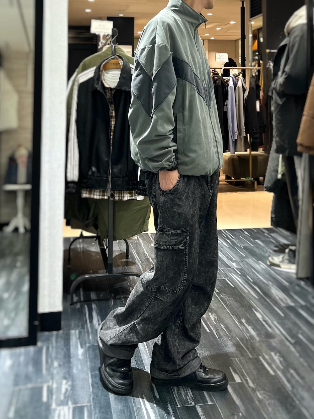 「トラックジャケット、USARMY、トレーニングジャケット、ミリタリー、ストリートコーデ、ストリートMIX、スポーツmix」｜「U.S.BOARDERのアイテム（ナイロンジャケット、その他）」を使った、NBTさん（メンズ・178cm）の冬コーディネートの2枚目の写真