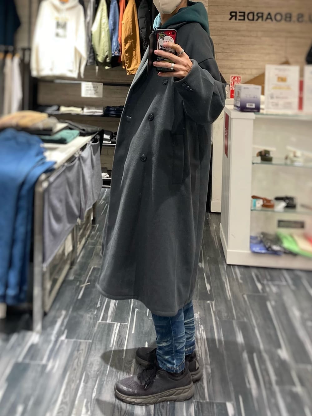 「ロングコート、オーバーサイズ、パーカーコーデ、グリーンコーデ、デニムパンツ、カジュアルコーデ、デートコーデ、usboarder、ヌケ感、抜け感」｜「U.S.BOARDERのアイテム（パーカー、グリーン系）」を使った、NBTさん（メンズ・178cm）の冬コーディネートの2枚目の写真