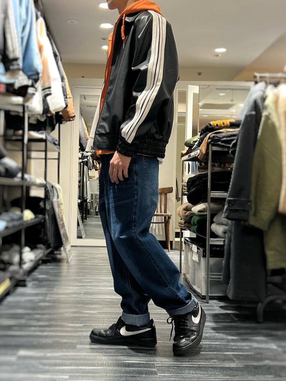 「ストリート、80s、アメカジ、アメカジコーデ、レザージャケット、カジュアルコーデ、オレンジ、ブルゾン、スポーツmix、usboarder」｜「U.S.BOARDERのアイテム（ジャケット/アウター、ブラック系）」を使った、NBTさん（メンズ・178cm）の冬コーディネートの2枚目の写真