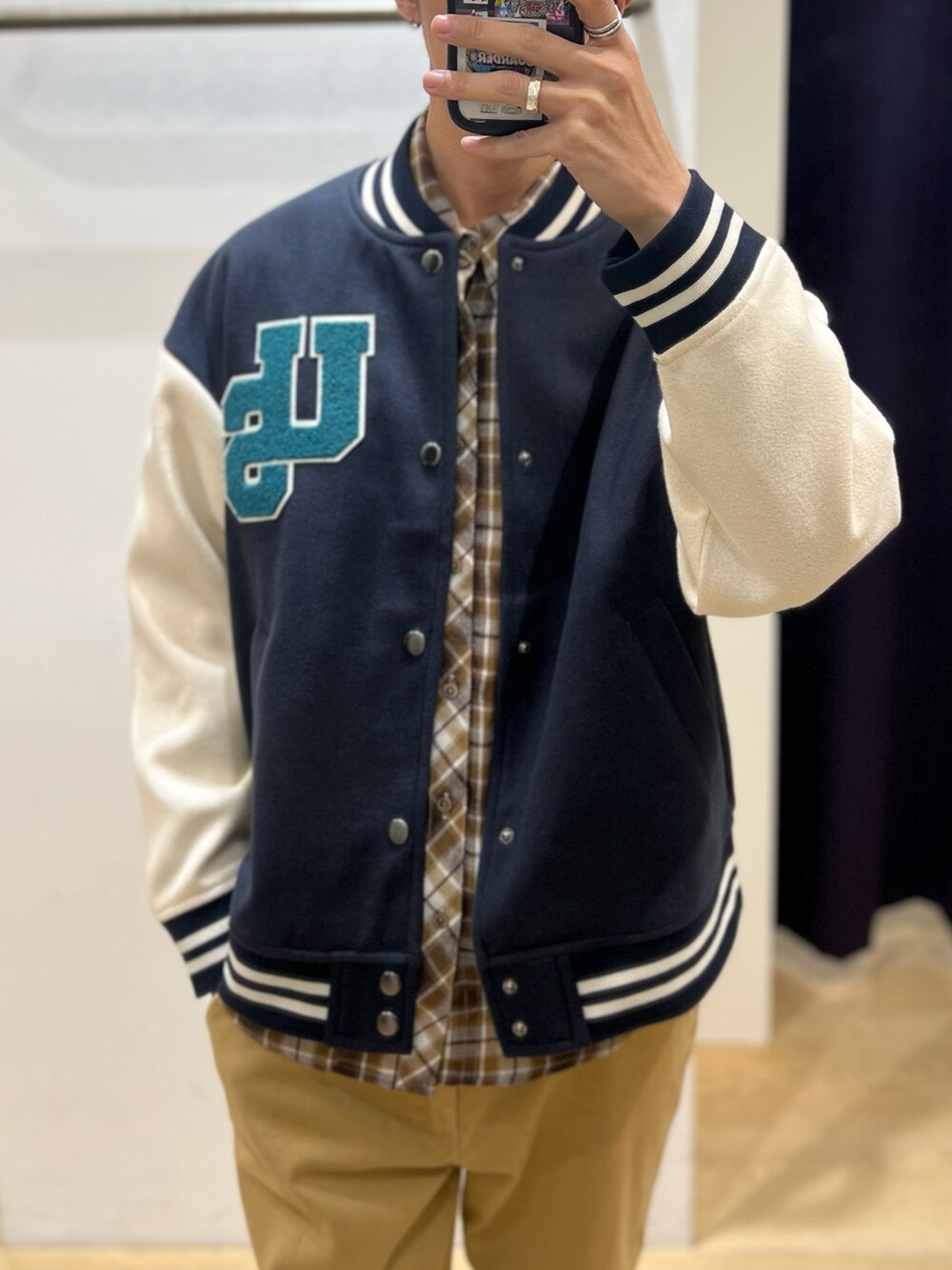 「アメカジ、スタジャン、チェックシャツ、カジュアル、アメカジコーデ、ストリート、usboarder、Japan」｜「US.BOARDERのアイテム（チノパンツ、ベージュ系）」を使った、NBTさん（メンズ・178cm）の冬コーディネートの2枚目の写真