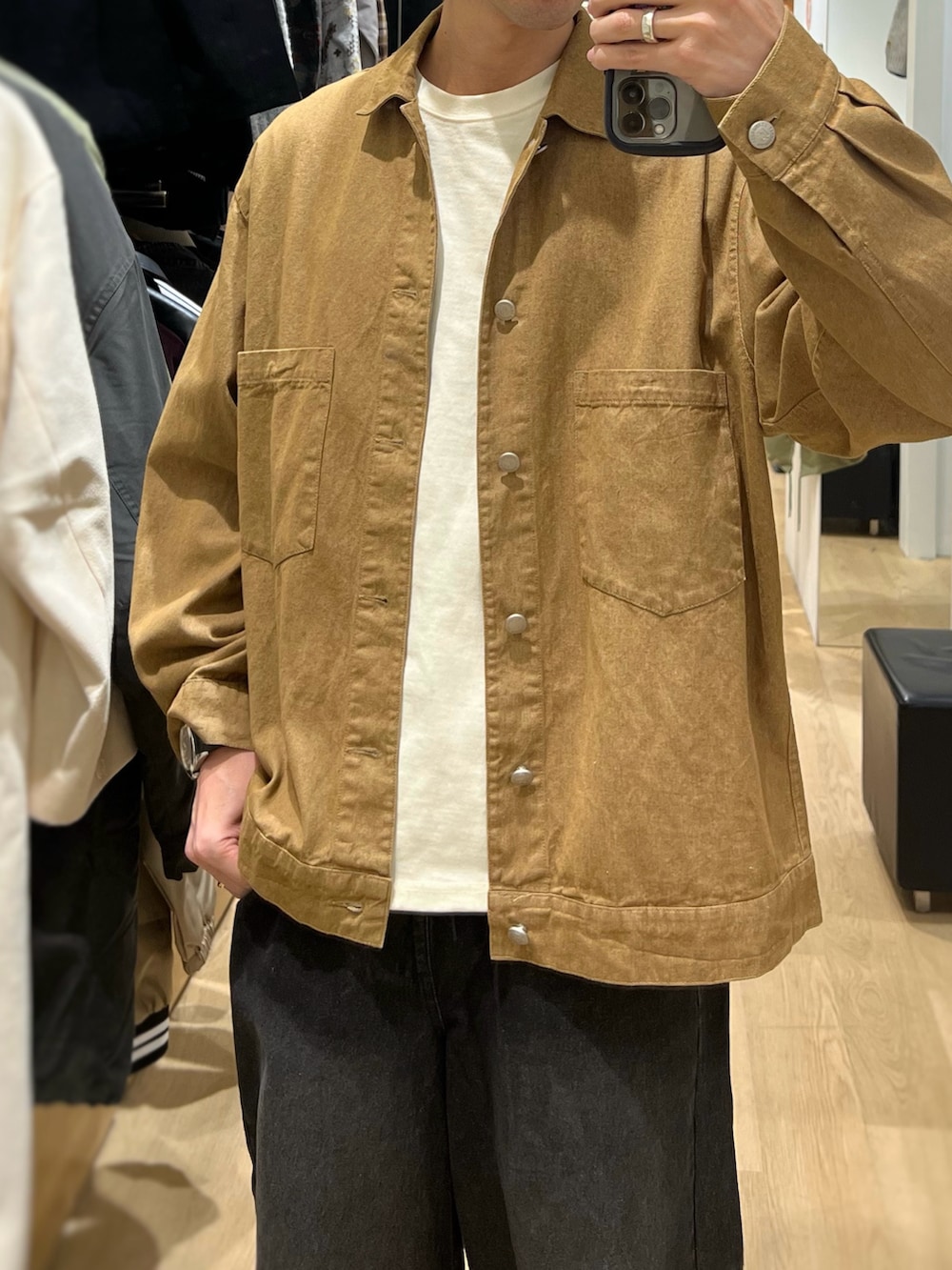 「アメカジ、大人ストリート、デニムジャケット、春コーデ、バレルレッグジーンズ、usboarder、ブラックデニム、花見コーデ、春めき満開コーデ」｜「US.BOARDERのアイテム（デニムパンツ、ブラック系）」を使った、NBTさん（メンズ・178cm）の春コーディネートの2枚目の写真