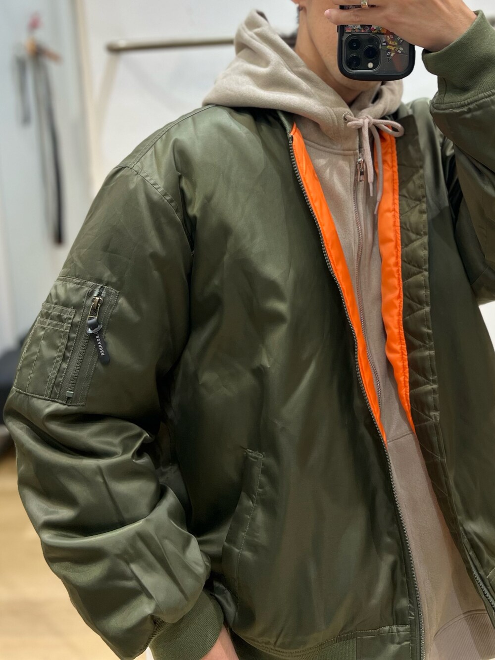 「MA-1、アメカジ、アメカジコーデ、王道スタイル、デニムパンツ、パーカーコーデ、usboarder、大人アメカジ、大人カジュアル」｜「US.BOARDERのアイテム（デニムパンツ、ブルー系）」を使った、NBTさん（メンズ・178cm）の冬コーディネートの2枚目の写真