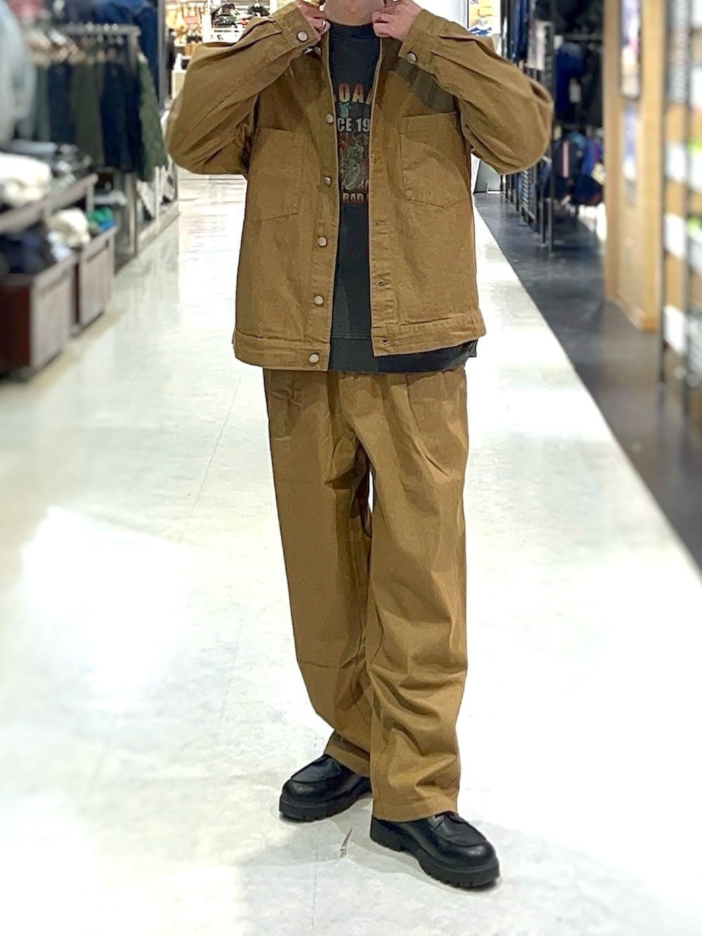「デニムセットアップ、大人カジュアル、大人アメカジ、シンプルコーデ、春服、春コーデ、ベージュコーデ、30代メンズファッション、40代メンズファッション、メンズコーデ」｜「US.BOARDERのアイテム（デニムジャケット、ベージュ系）」を使った、NBTさん（メンズ・178cm）の冬コーディネートの3枚目の写真