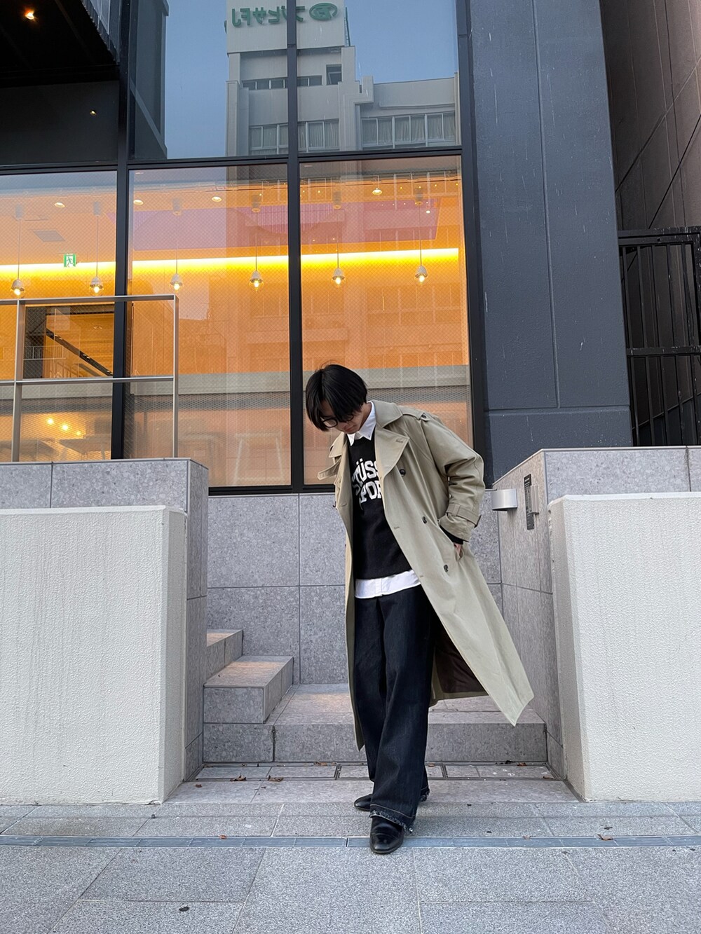「休日スタイル、大人コーデ、デニム、ワイドパンツ、UNIQLO、春コーデ、トレンチコート、ゆるコーデ、いいね、save、フォローお願いします🤑、インスタフォローしてね！」｜「STUSSYのアイテム（ニット/セーター、ブラック系）」を使った、しんばさん（メンズ・171cm）の春コーディネートの3枚目の写真