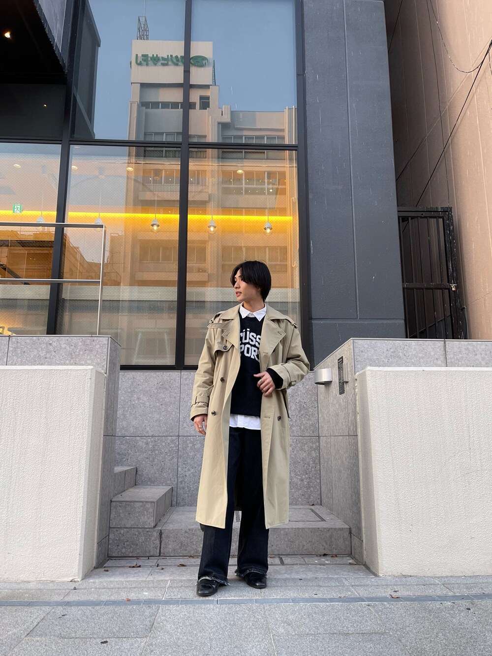 「休日スタイル、大人コーデ、デニム、ワイドパンツ、UNIQLO、春コーデ、トレンチコート、ゆるコーデ、いいね、save、フォローお願いします🤑、インスタフォローしてね！」｜「STUSSYのアイテム（ニット/セーター、ブラック系）」を使った、しんばさん（メンズ・171cm）の春コーディネートの2枚目の写真