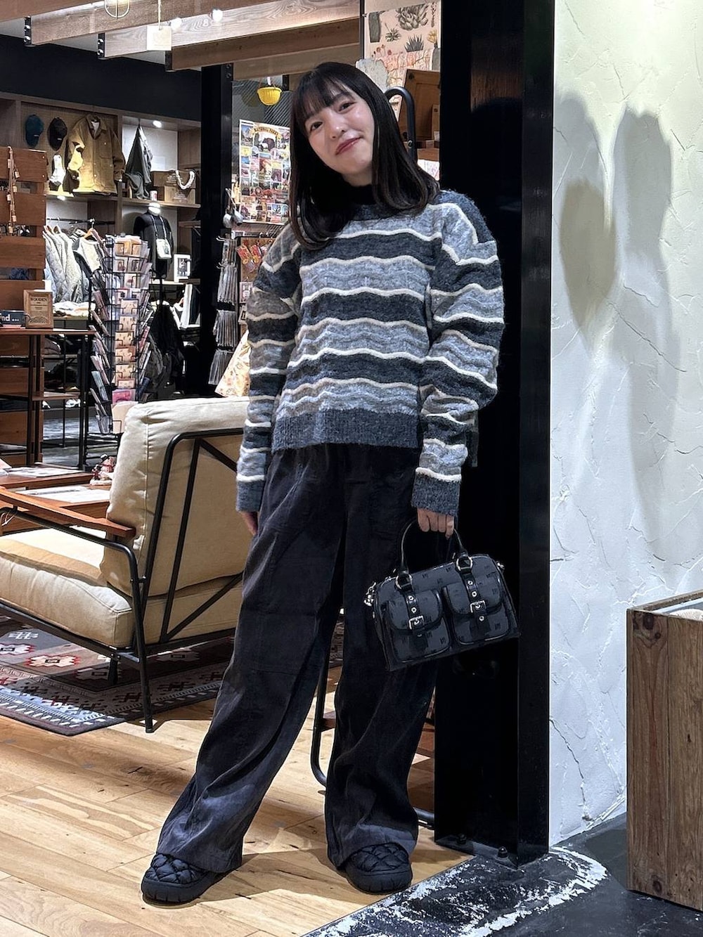 ブラック系のスリッポン、グレー系のその他パンツ、ブラック系のブルゾンを着用したレディースの冬コーディネートの4枚目の写真