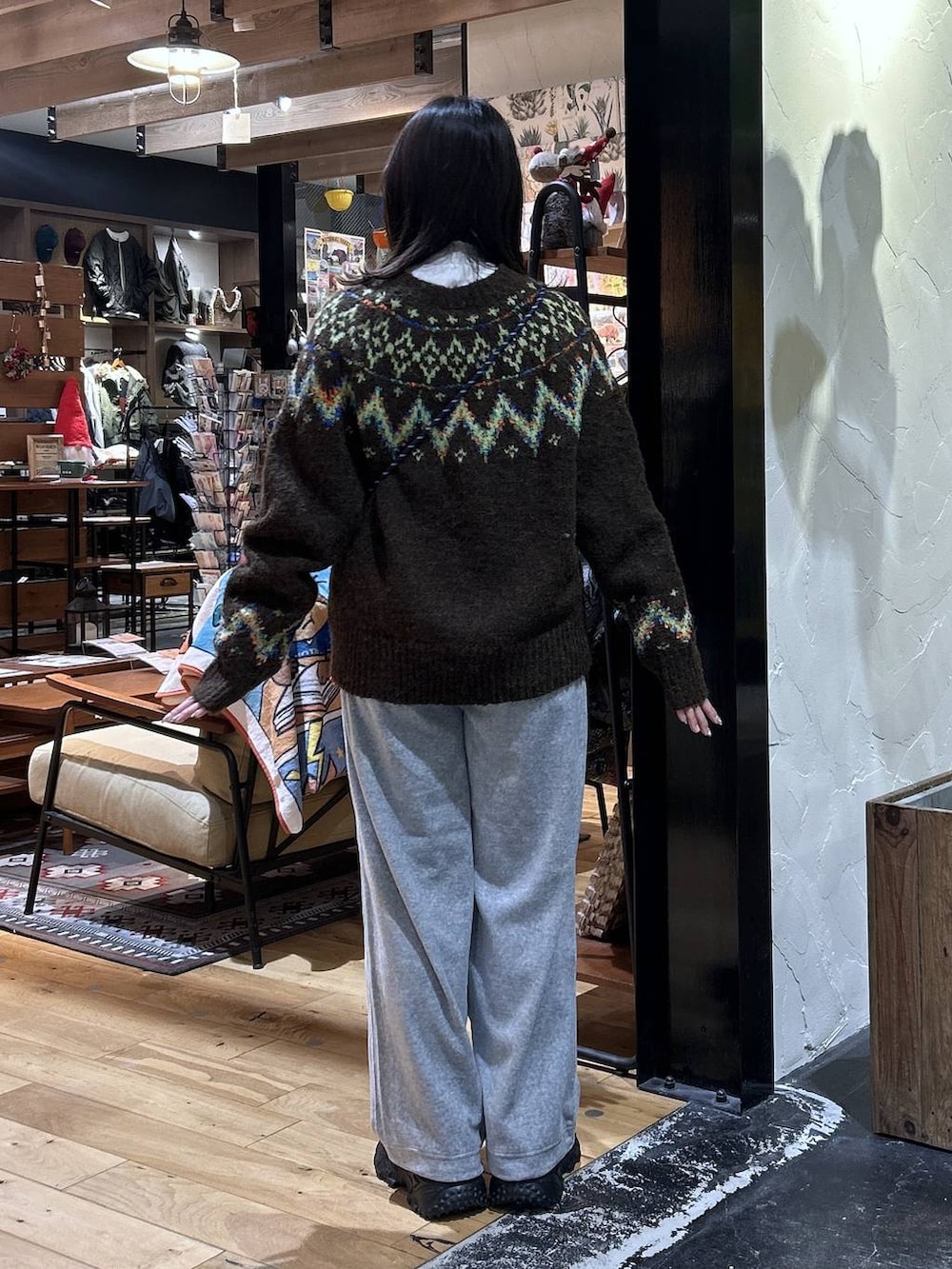 グレー系のその他パンツ、グレー系のブルゾン、グレー系のスニーカーを着用したレディースの秋コーディネートの6枚目の写真