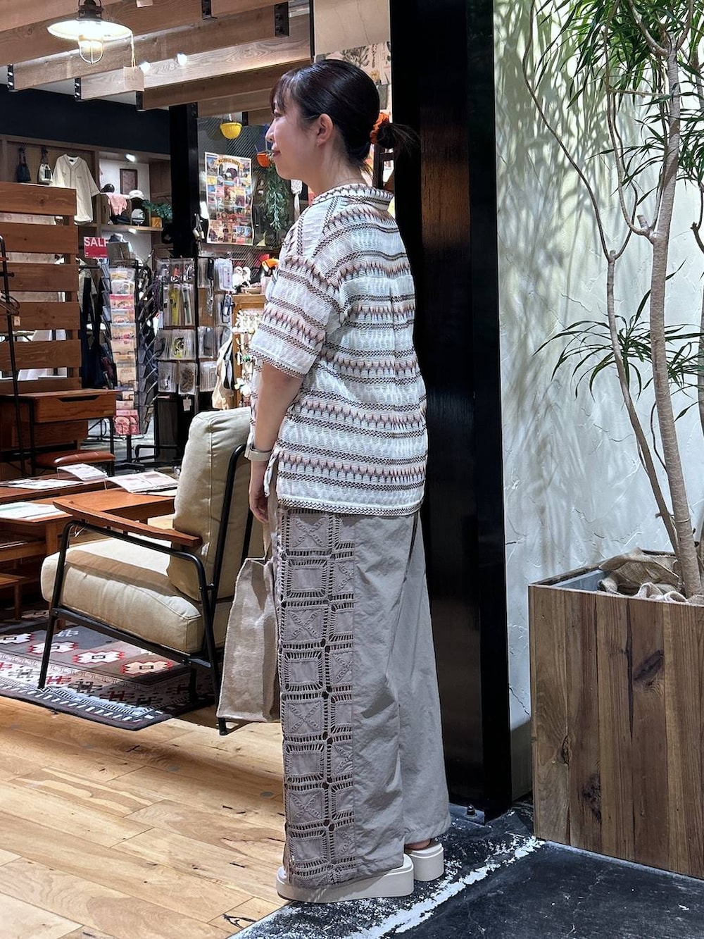 「ワイドパンツ、サンダル、リラックス、低身長、カジュアル、体型カバー、休日コーデ、デート/ロマンティック、楽ちんコーデ、女子会、ゆったり、niko and ...、夏コーデ、秋コーデ、骨格ウェーブ」|「niko and...のオリジナル厚底トングサンダル(サンダル、ベージュ系)」を使った、h0peeekoさん(レディース・151cm)の夏コーディネートの3枚目の写真