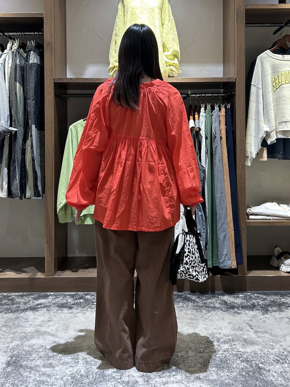 レッド系のシャツ/ブラウス、グレー系のタンクトップ、ベージュ系のスニーカーを着用したレディースの春コーディネートの5枚目の写真