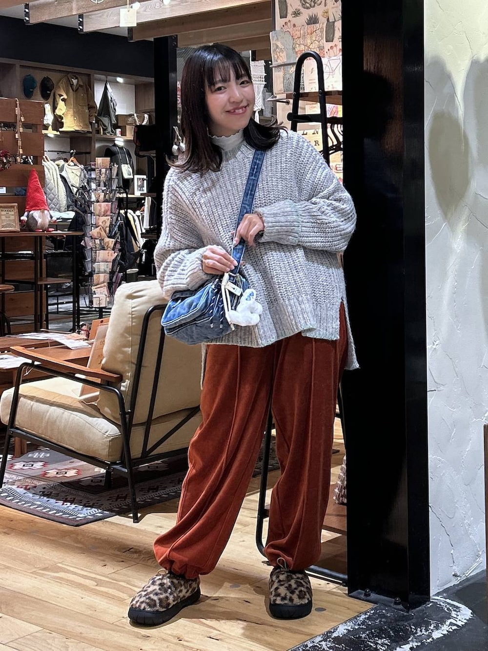 その他のスリッポン、オレンジ系のその他パンツ、ホワイト系のTシャツ/カットソーを着用したレディースの冬コーディネートの2枚目の写真