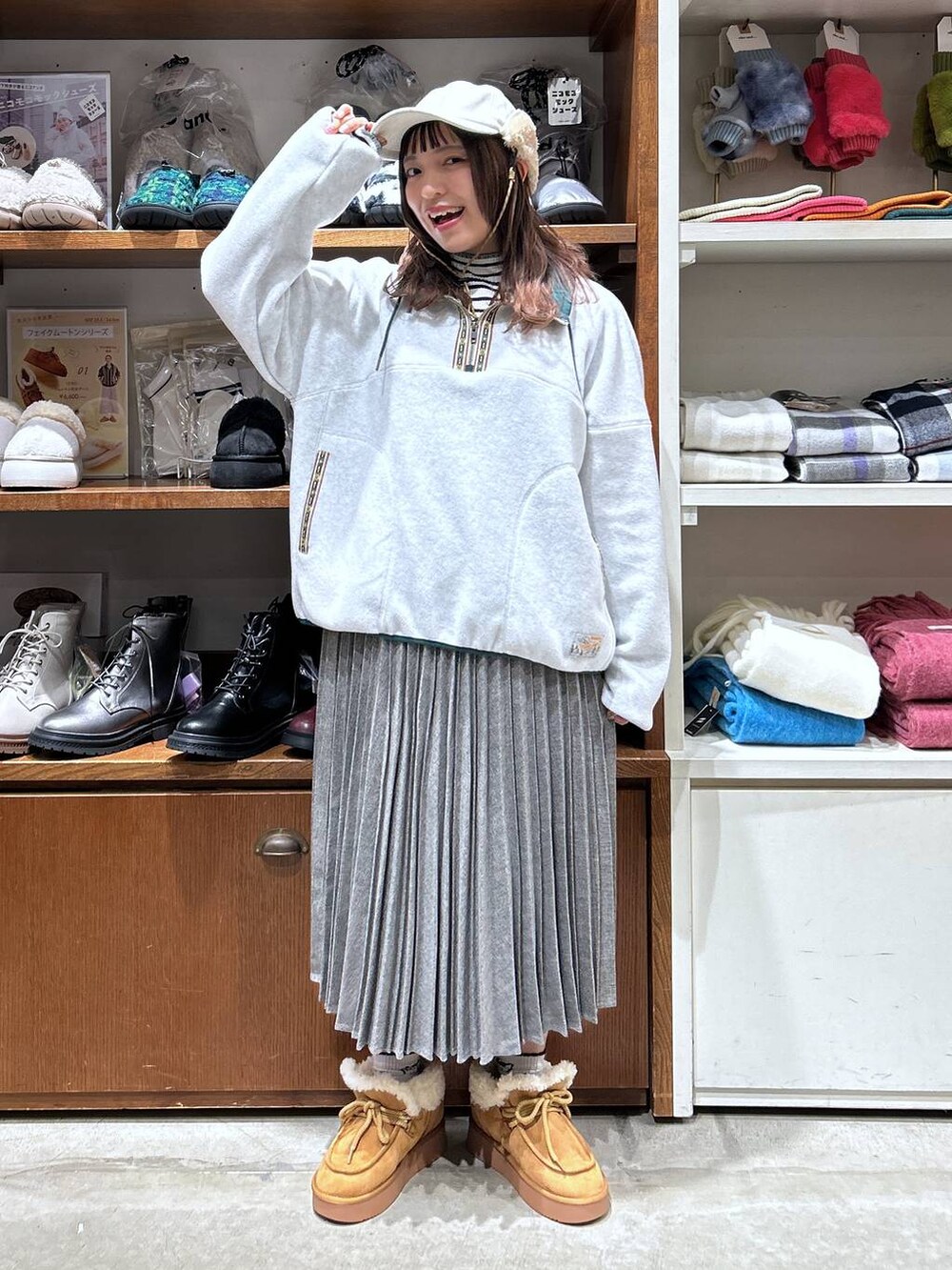 「低身長、カジュアル、体型カバー、休日コーデ、デート/ロマンティック、楽ちんコーデ、女子会、ゆったり、niko and ...、秋コーデ、冬コーデ、骨格ウェーブ、ウエストゴム、スカート、ブーツ」|「niko and...の配色ステッチリブニットプルオーバー(ニット/セーター、ホワイト系)」を使った、h0peeekoさん(レディース・152cm)の秋コーディネートの2枚目の写真
