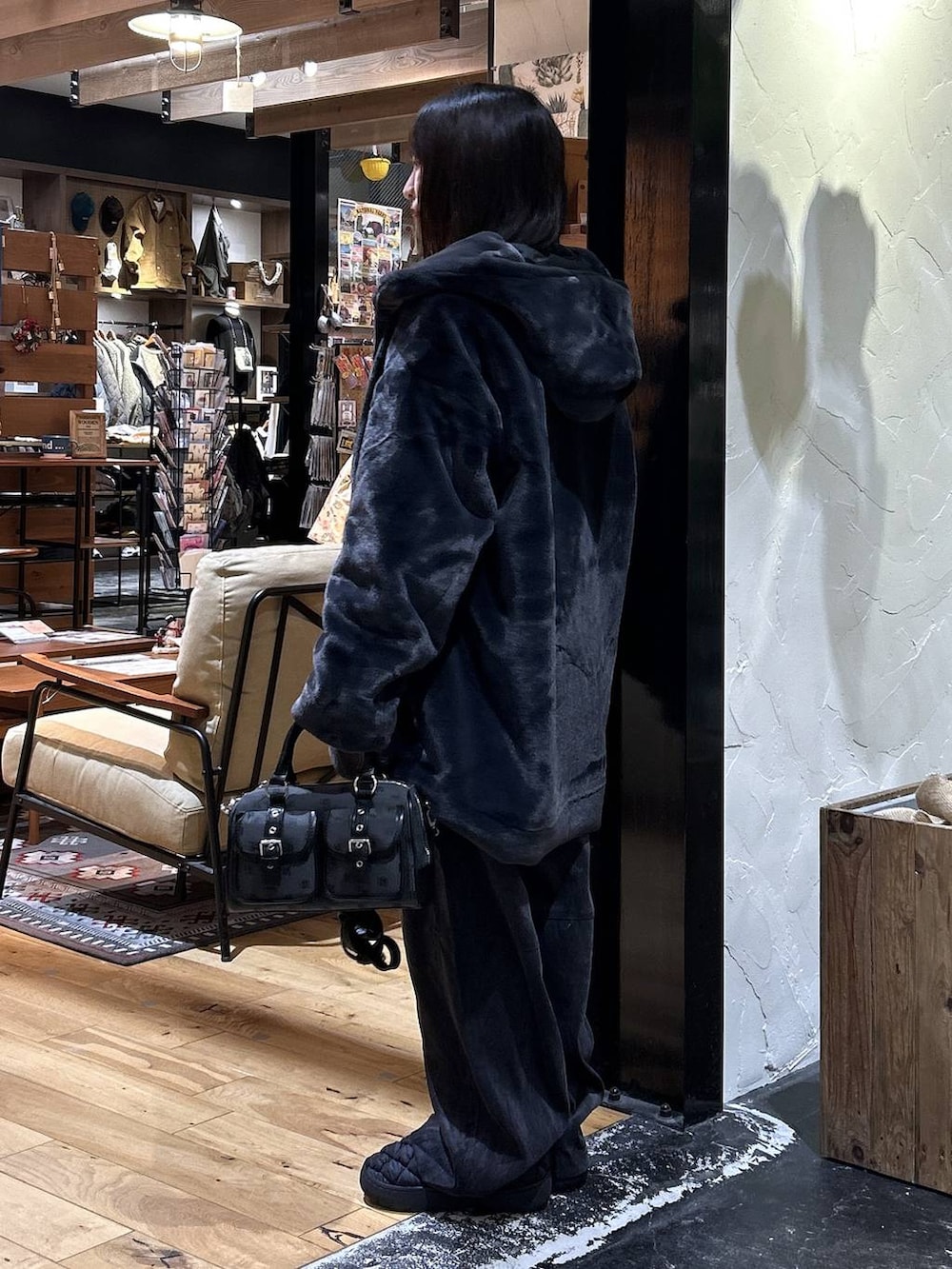 ブラック系のスリッポン、グレー系のその他パンツ、ブラック系のブルゾンを着用したレディースの冬コーディネートの2枚目の写真