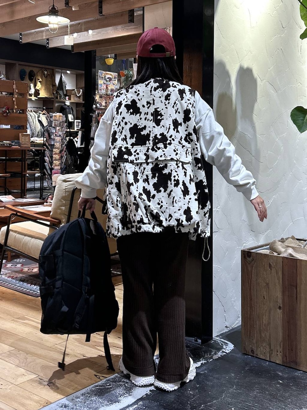 ブラック系のバックパック/リュック、ブラウン系のその他パンツ、ベージュ系のスニーカーを着用したレディースの冬コーディネートの4枚目の写真