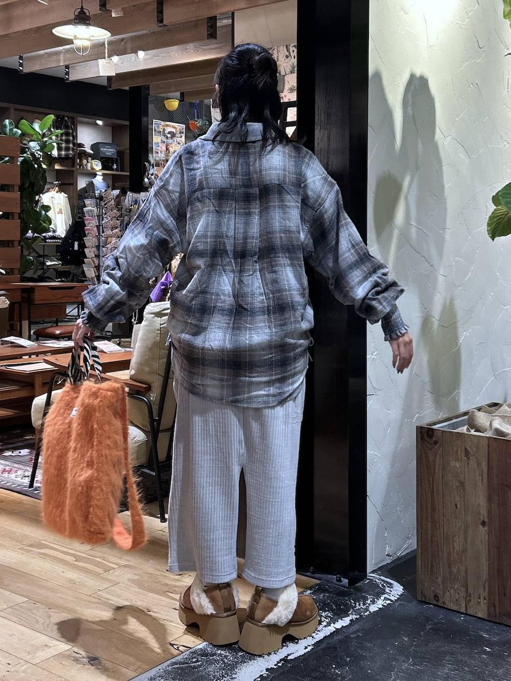 ブラウン系のシャツ/ブラウス、グレー系のスカート、オレンジ系のトートバッグを着用したレディースの秋コーディネートの3枚目の写真