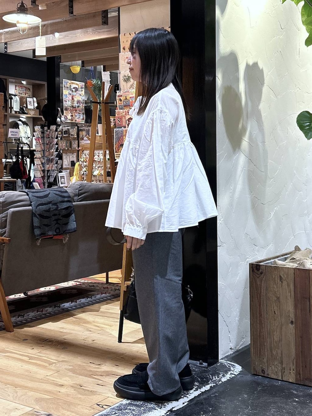 ホワイト系のシャツ/ブラウス、ブラック系のローファー、グレー系のテーラードジャケットを着用したレディースの冬コーディネートの8枚目の写真