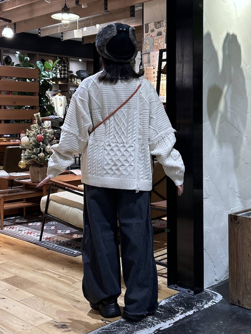 グレー系のその他アウター、ブラック系のデニムパンツ、ブラック系のスニーカーを着用したレディースの秋コーディネートの6枚目の写真