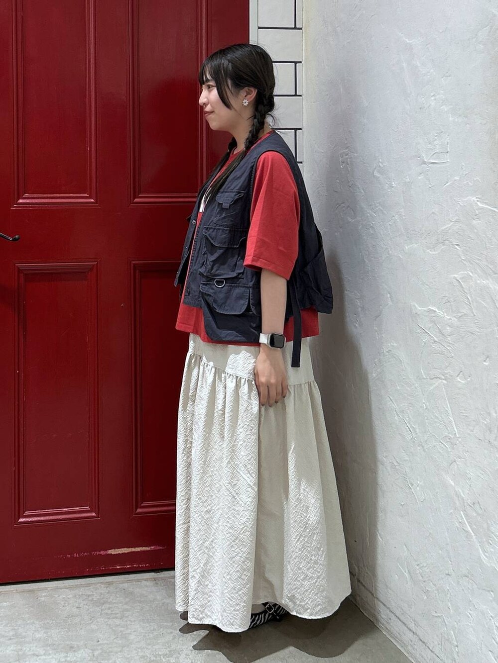 ベージュ系のスカート、レッド系のTシャツ/カットソー、その他のバレエシューズを着用したレディースの夏コーディネートの2枚目の写真