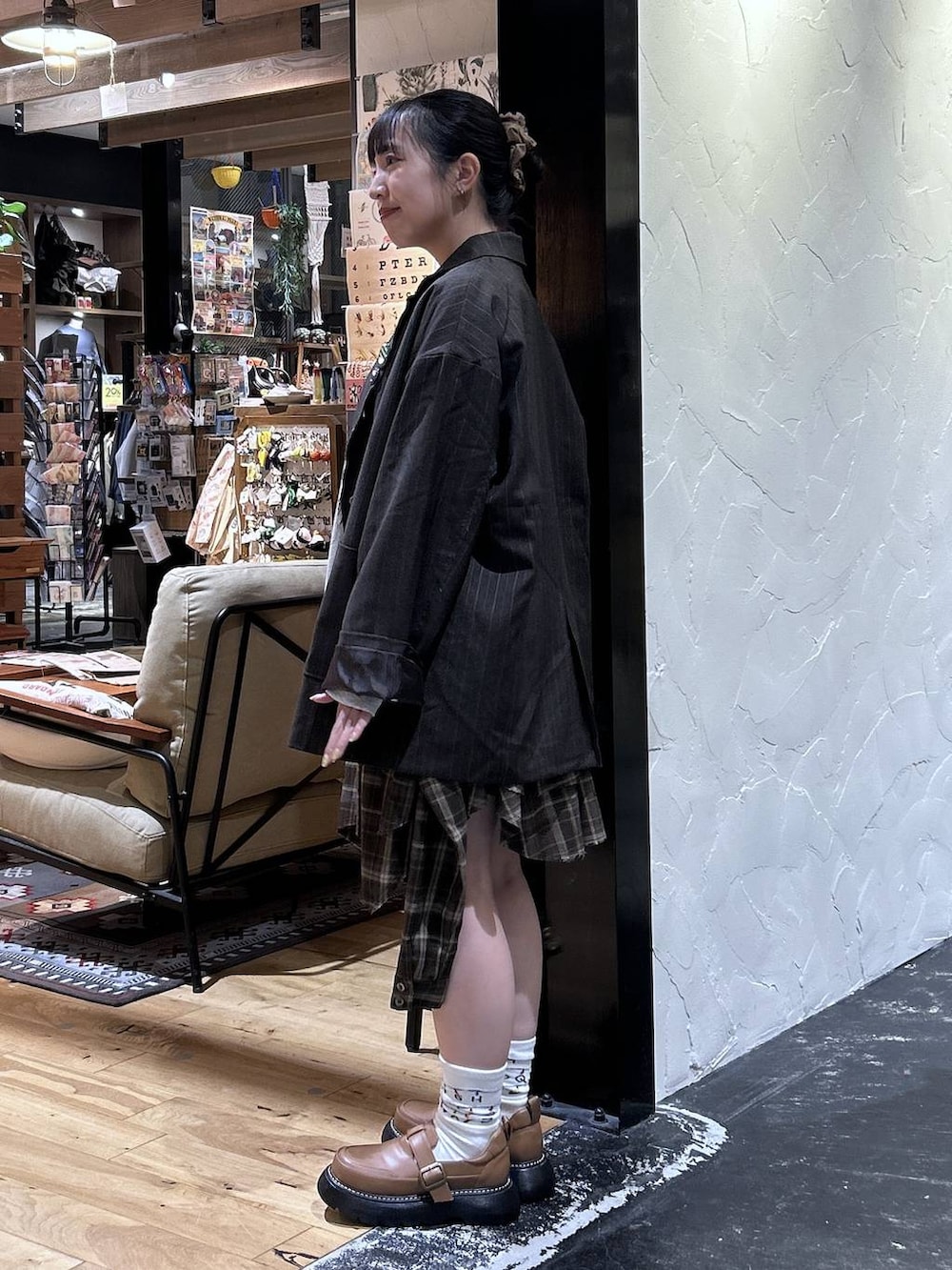 グレー系のタンクトップ、ベージュ系のスウェット、ブラウン系のテーラードジャケットを着用したレディースの秋コーディネートの2枚目の写真