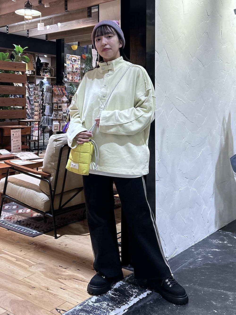 ホワイト系のTシャツ/カットソー、ブラック系のその他パンツ、イエロー系のスウェットを着用したレディースの秋コーディネートの2枚目の写真