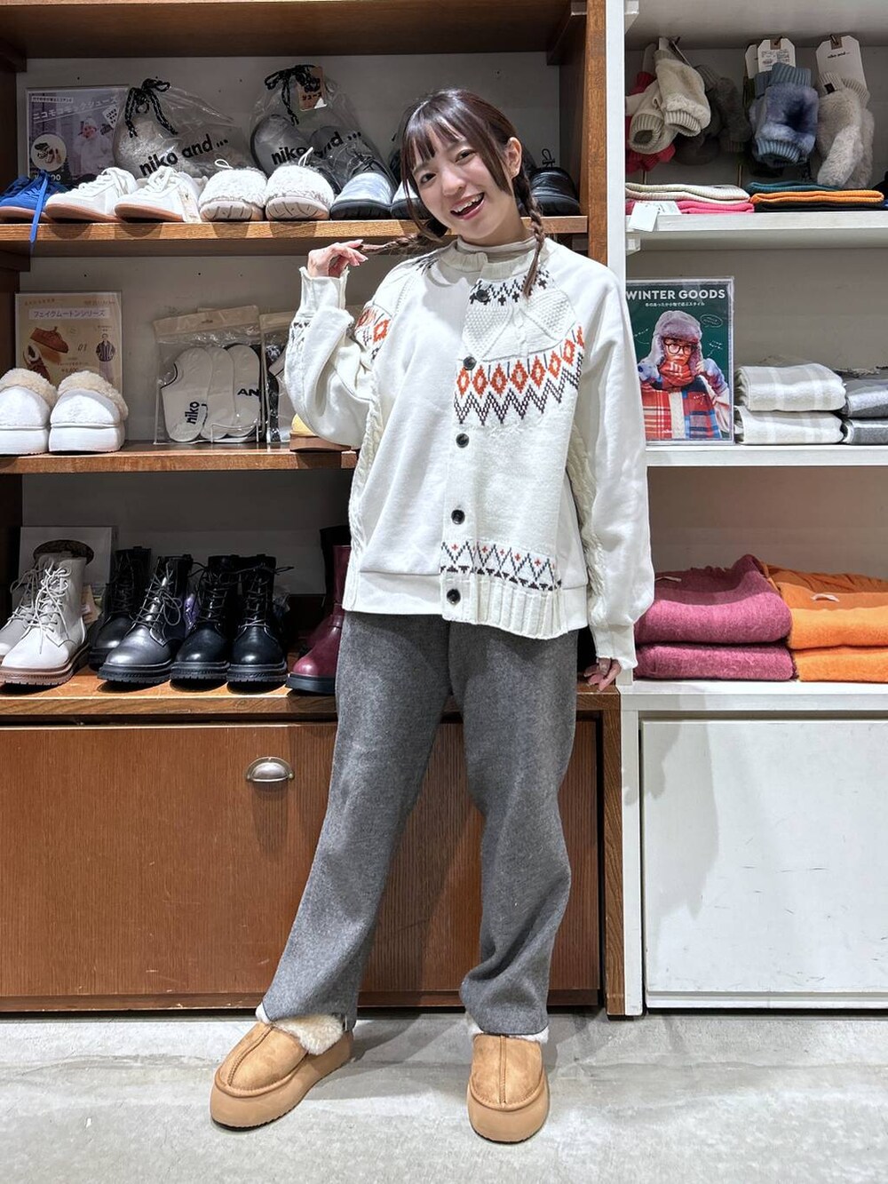 「低身長、カジュアル、体型カバー、休日コーデ、デート/ロマンティック、楽ちんコーデ、春コーデ、女子会、ゆったり、niko and ...、骨格ウェーブ、秋コーデ、冬コーデ、カーディガン、ニット」｜「niko and...のなめらかタッチニットパンツ（その他パンツ、ホワイト系）」を使った、h0peeekoさん（レディース・152cm）の秋コーディネートの2枚目の写真