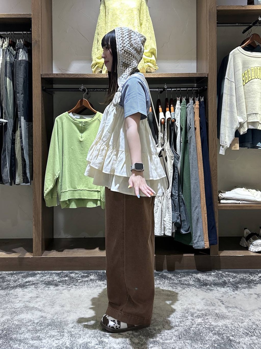 ブルー系のTシャツ/カットソー、その他のスニーカー、ベージュ系のスカートを着用したレディースの春コーディネートの6枚目の写真