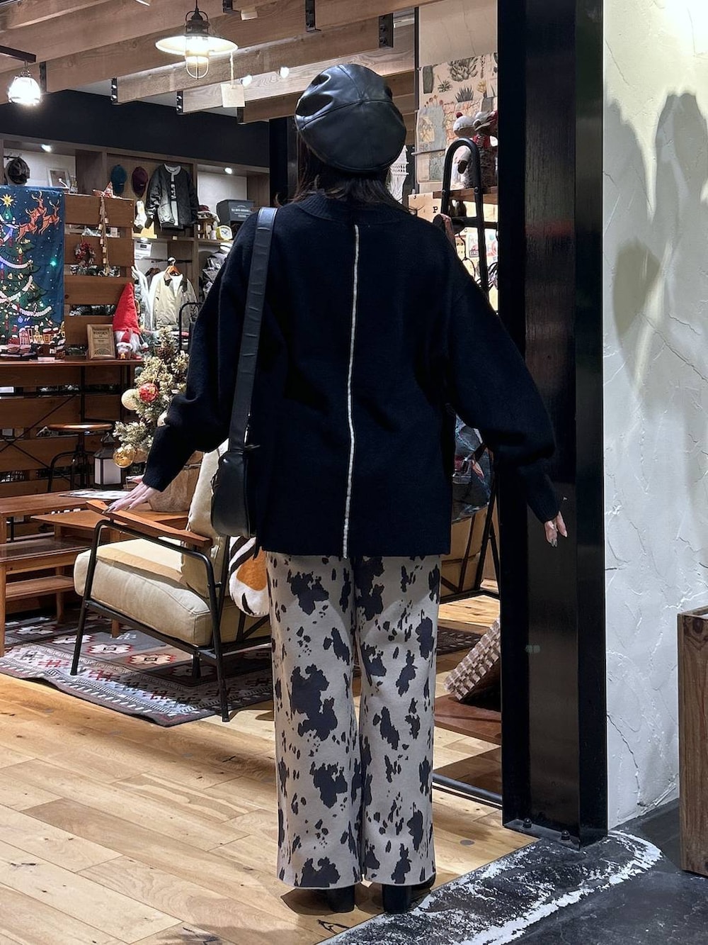 ブラック系のニット/セーター、ベージュ系のその他パンツ、ブラック系のブーツを着用したレディースの秋コーディネートの3枚目の写真