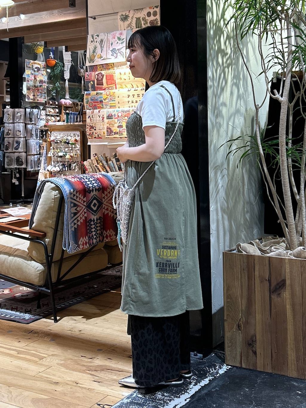 「女子会、ゆったり、niko and ...、Tシャツ、カラーマイスター_nikoand...、ワンピース、ウエストゴム、ショルダーバッグ、夏コーデ、骨格ウェーブ、大人カジュアル、デートコーデ、ワイドパンツ、低身長、カジュアル」|「niko and...のCOLORマイスターフィットTシャツ(Tシャツ/カットソー、ホワイト系)」を使った、h0peeekoさん(レディース・151cm)の春コーディネートの3枚目の写真