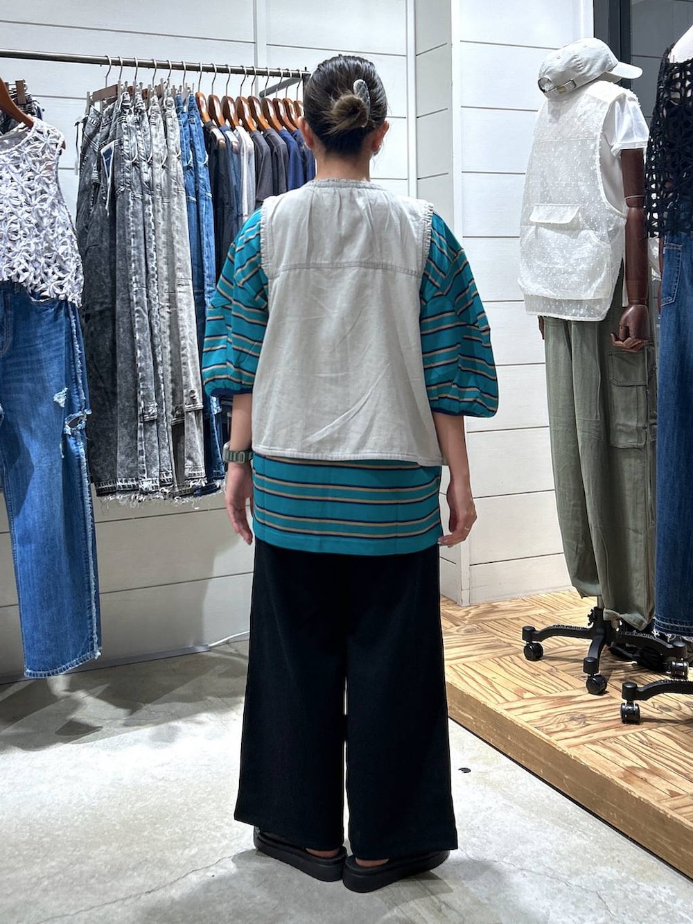 「楽ちんコーデ、女子会、ゆったり、niko and ...、Tシャツ、着痩せ・細見え、女子旅、夏コーデ、低身長、カジュアル、体型カバー、休日コーデ、デート/ロマンティック、ベスト、ウエストゴム」｜「niko and...のオリジナルWベルトサンダル（サンダル、ブラック系）」を使った、h0peeekoさん（レディース・152cm）の夏コーディネートの3枚目の写真