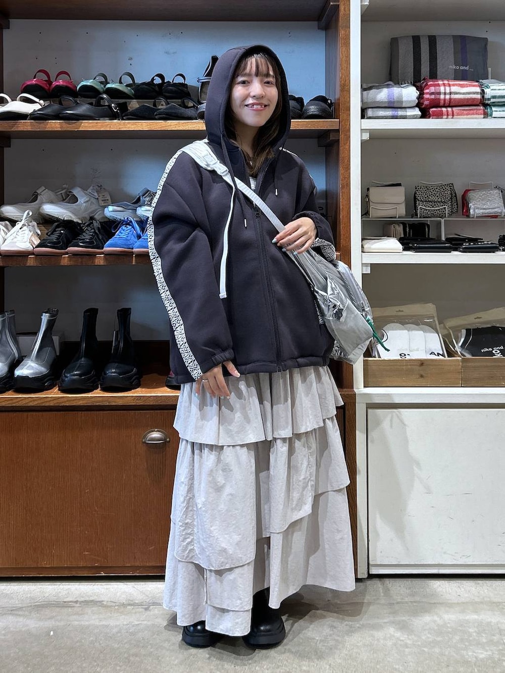 グレー系のTシャツ/カットソー、グレー系のショルダーバッグ、グレー系のパーカーを着用したレディースの秋コーディネートの2枚目の写真