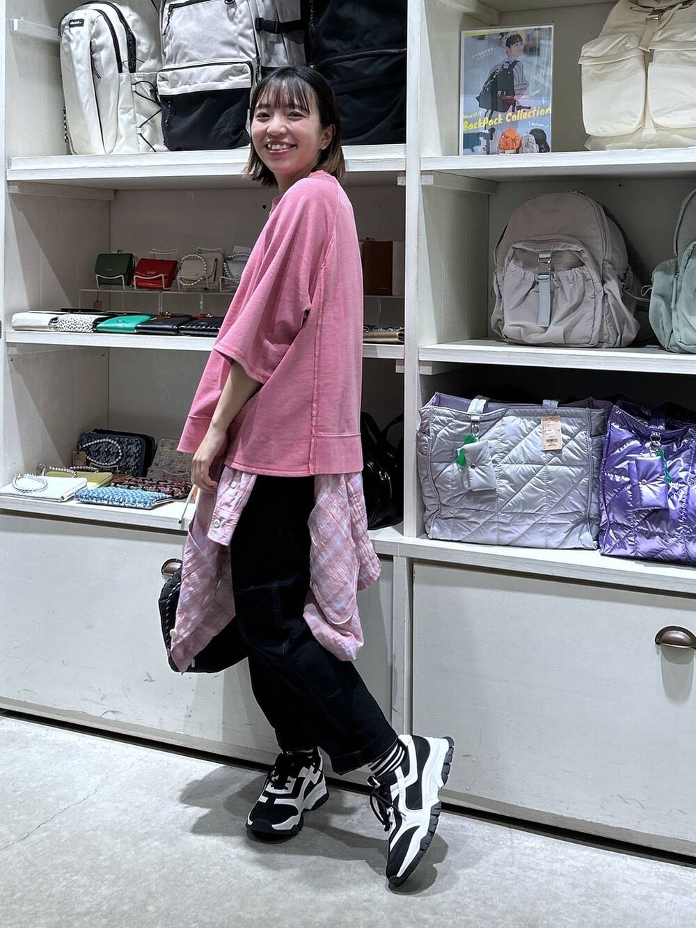 ブラック系のその他パンツ、ピンク系のシャツ/ブラウス、ブラック系のショルダーバッグを着用したレディースの春コーディネートの2枚目の写真