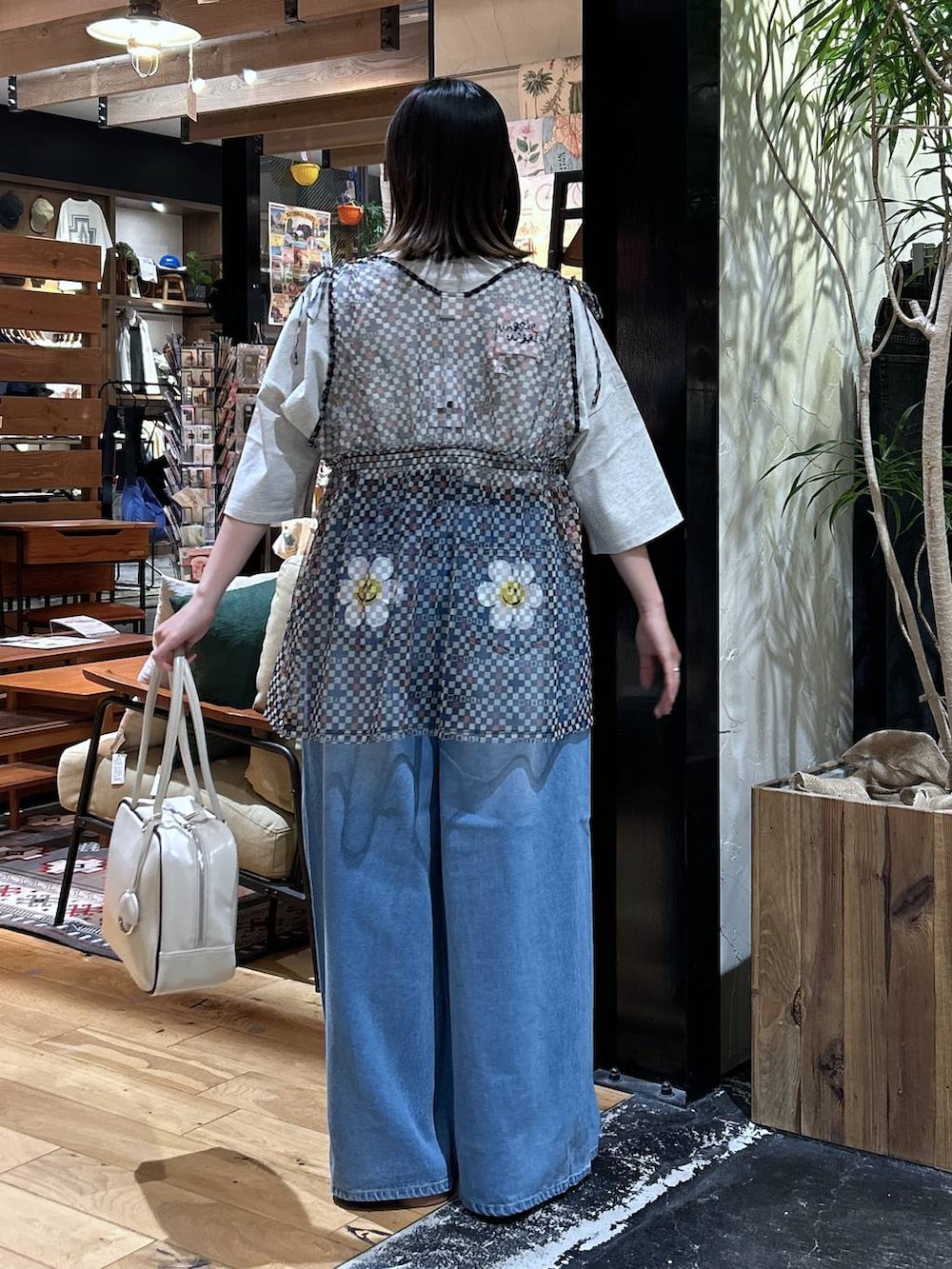 「低身長、カジュアル、体型カバー、休日コーデ、デート/ロマンティック、楽ちんコーデ、春コーデ、女子会、ゆったり、niko and ...、Tシャツ、ベスト、デニムパンツ、夏コーデ、骨格ウェーブ」|「niko and...のオリジナル厚底トングサンダル(サンダル、ブラック系)」を使った、h0peeekoさん(レディース・151cm)の夏コーディネートの4枚目の写真