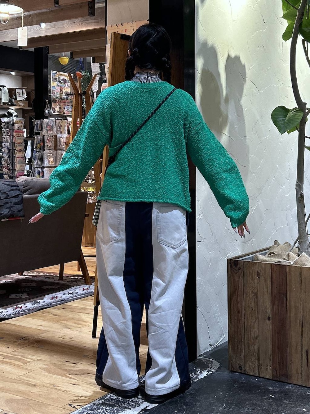 その他のTシャツ/カットソー、グリーン系のショルダーバッグ、グリーン系のニット/セーターを着用したレディースの冬コーディネートの4枚目の写真