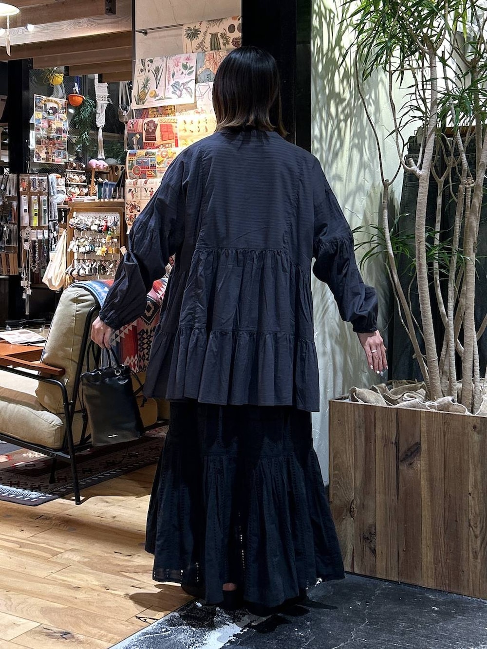 「低身長、カジュアル、体型カバー、休日コーデ、デート/ロマンティック、楽ちんコーデ、春コーデ、女子会、ゆったり、niko and ...、夏コーデ、Tシャツ、カラーマイスター_nikoand...、ブラウス、ハンドバッグ」｜「niko and...のオリジナル厚底トングサンダル（サンダル、シルバー系）」を使った、h0peeekoさん（レディース・151cm）の春コーディネートの4枚目の写真