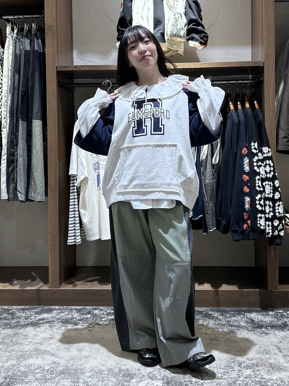 ホワイト系のシャツ/ブラウス、グリーン系のバレエシューズ、ベージュ系のTシャツ/カットソーを着用したレディースの春コーディネートの2枚目の写真