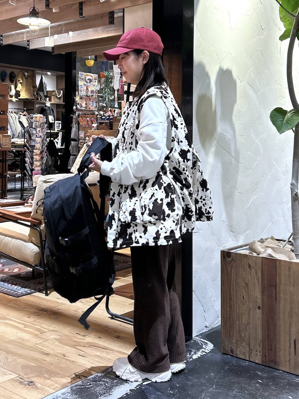 ブラック系のバックパック/リュック、ブラウン系のその他パンツ、ベージュ系のスニーカーを着用したレディースの冬コーディネートの3枚目の写真