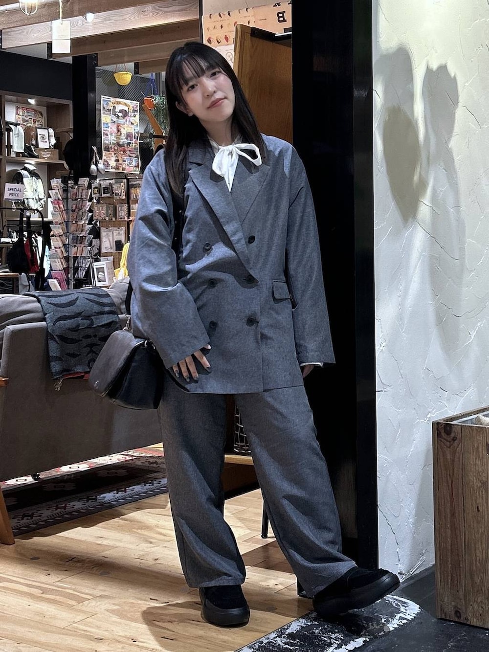 ホワイト系のシャツ/ブラウス、ブラック系のローファー、グレー系のテーラードジャケットを着用したレディースの冬コーディネートの3枚目の写真