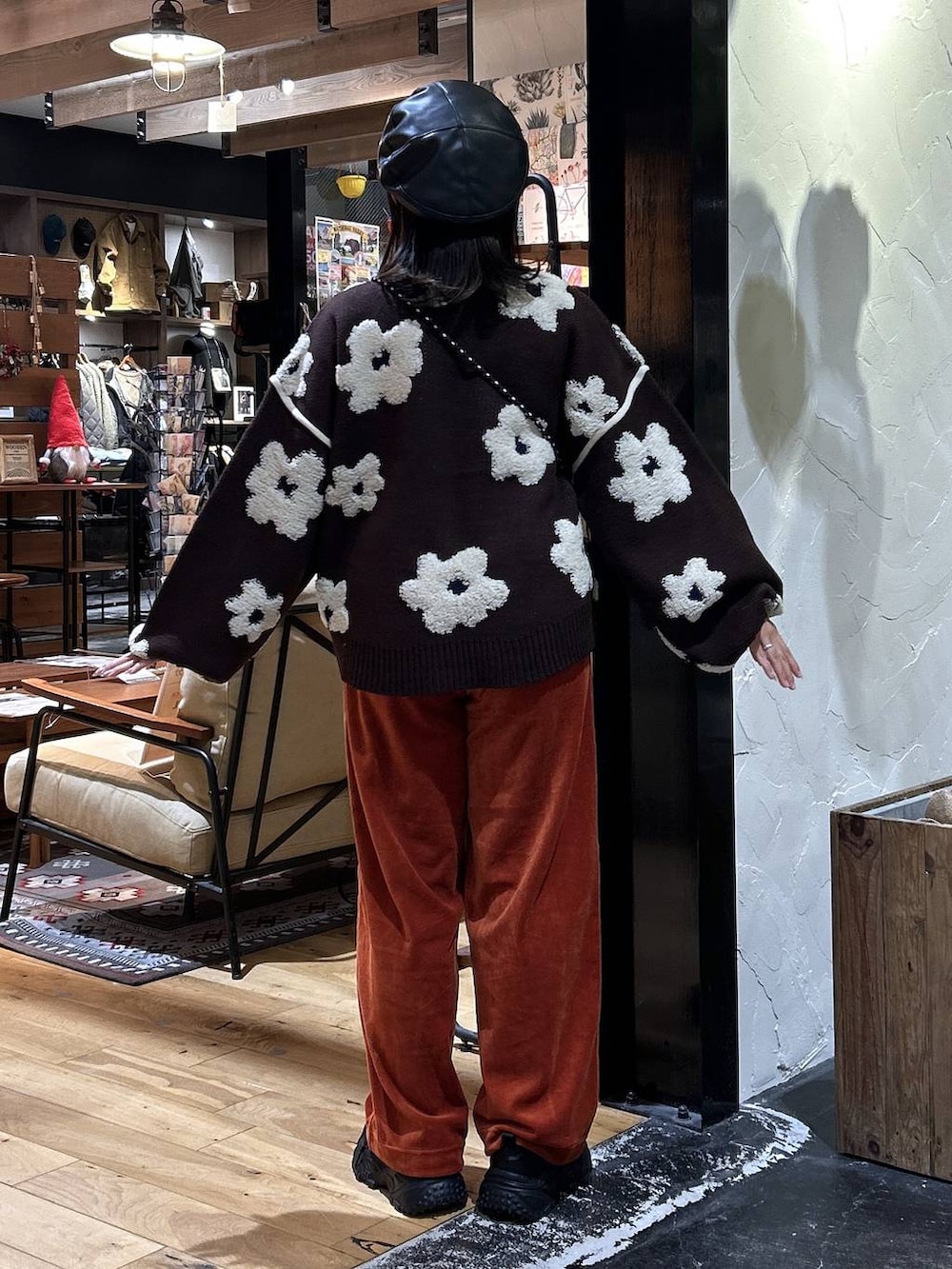 オレンジ系のその他パンツ、ブラック系のスニーカー、ホワイト系のTシャツ/カットソーを着用したレディースの冬コーディネートの6枚目の写真