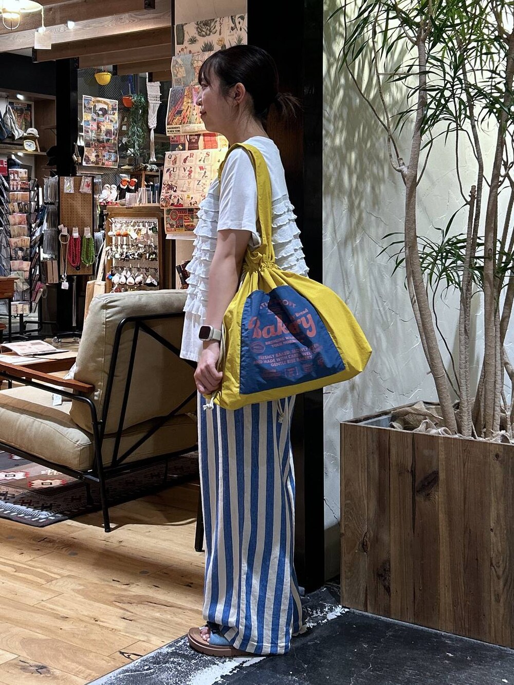 「Tシャツ、サンダル、トートバッグ、リラックス、骨格ウェーブ、カジュアルコーデ、シンプルコーデ、低身長、カジュアル、体型カバー、休日コーデ、デート/ロマンティック、楽ちんコーデ、春コーデ、女子会」|「niko and...のスーピマ2WAYタンクトップ(タンクトップ、ブルー系)」を使った、h0peeekoさん(レディース・151cm)の夏コーディネートの2枚目の写真