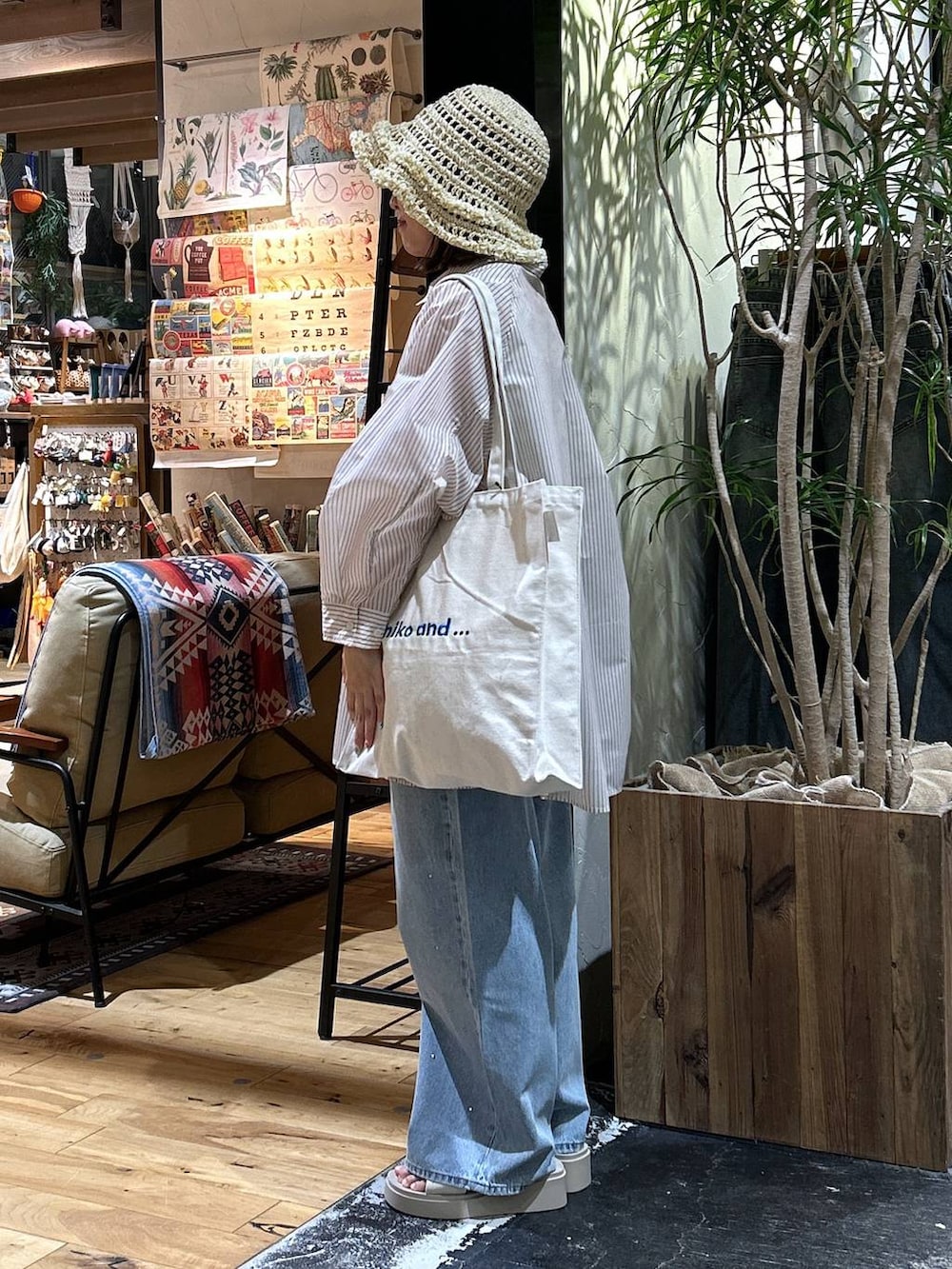 「低身長、カジュアル、体型カバー、休日コーデ、デート/ロマンティック、楽ちんコーデ、春コーデ、女子会、ゆったり、niko and ...、夏コーデ、骨格ウェーブ、シャツ、タンクトップ、デニムパンツ」｜「niko and...のオリジナル厚底トングサンダル（サンダル、ベージュ系）」を使った、h0peeekoさん（レディース・151cm）の春コーディネートの3枚目の写真