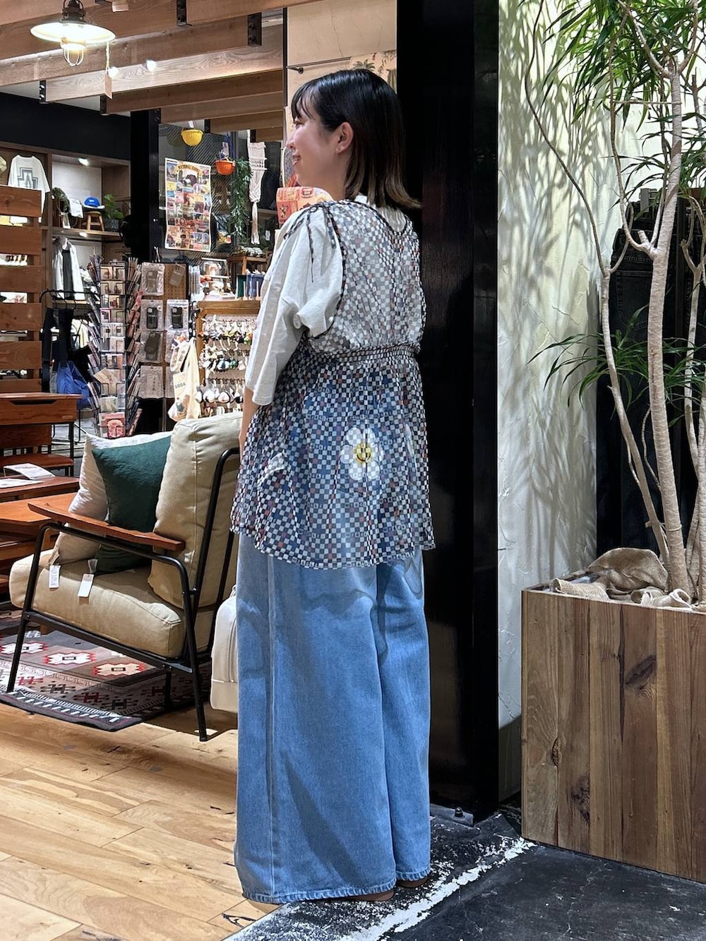 「低身長、カジュアル、体型カバー、休日コーデ、デート/ロマンティック、楽ちんコーデ、春コーデ、女子会、ゆったり、niko and ...、Tシャツ、ベスト、デニムパンツ、夏コーデ、骨格ウェーブ」|「niko and...のオリジナル厚底トングサンダル(サンダル、ブラック系)」を使った、h0peeekoさん(レディース・151cm)の夏コーディネートの3枚目の写真