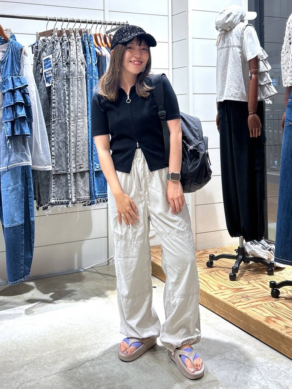 「低身長、カジュアル、体型カバー、休日コーデ、デート/ロマンティック、楽ちんコーデ、春コーデ、女子会、ゆったり、niko and ...、韓国ファッション、カーディガン、ウエストゴム、パンツ、キャップ」|「niko and...のシボシボサイドラインパンツ(その他パンツ、ベージュ系)」を使った、h0peeekoさん(レディース・152cm)の夏コーディネートの2枚目の写真