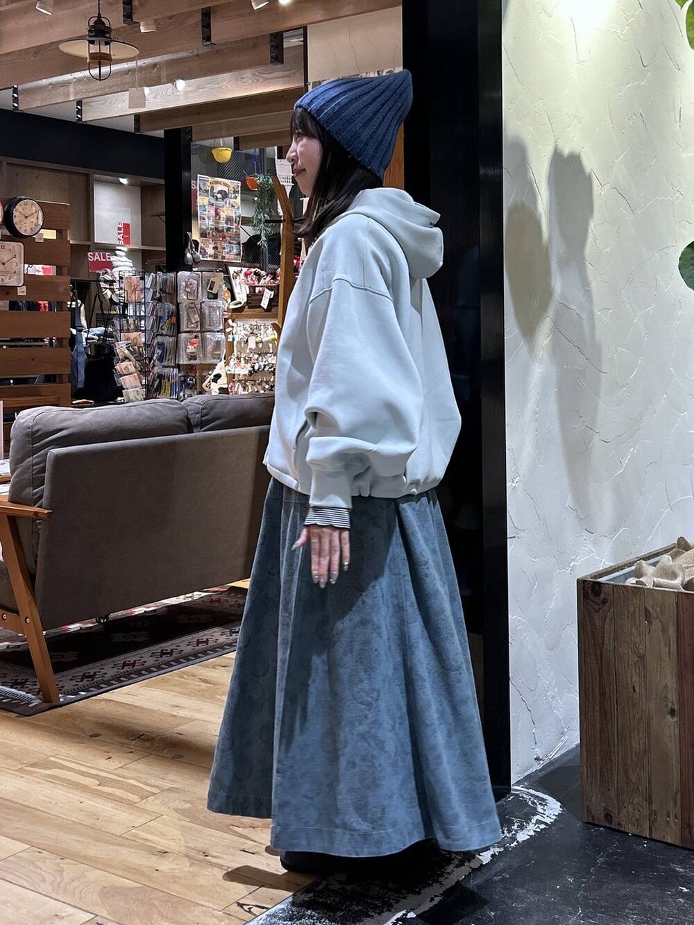ホワイト系のトートバッグ、その他のTシャツ/カットソー、グレー系のパンプスを着用したレディースの冬コーディネートの3枚目の写真
