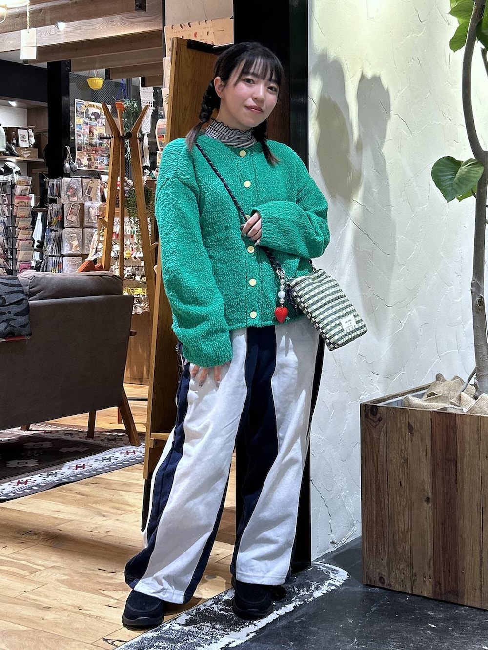 その他のTシャツ/カットソー、グリーン系のショルダーバッグ、グリーン系のニット/セーターを着用したレディースの冬コーディネートの2枚目の写真