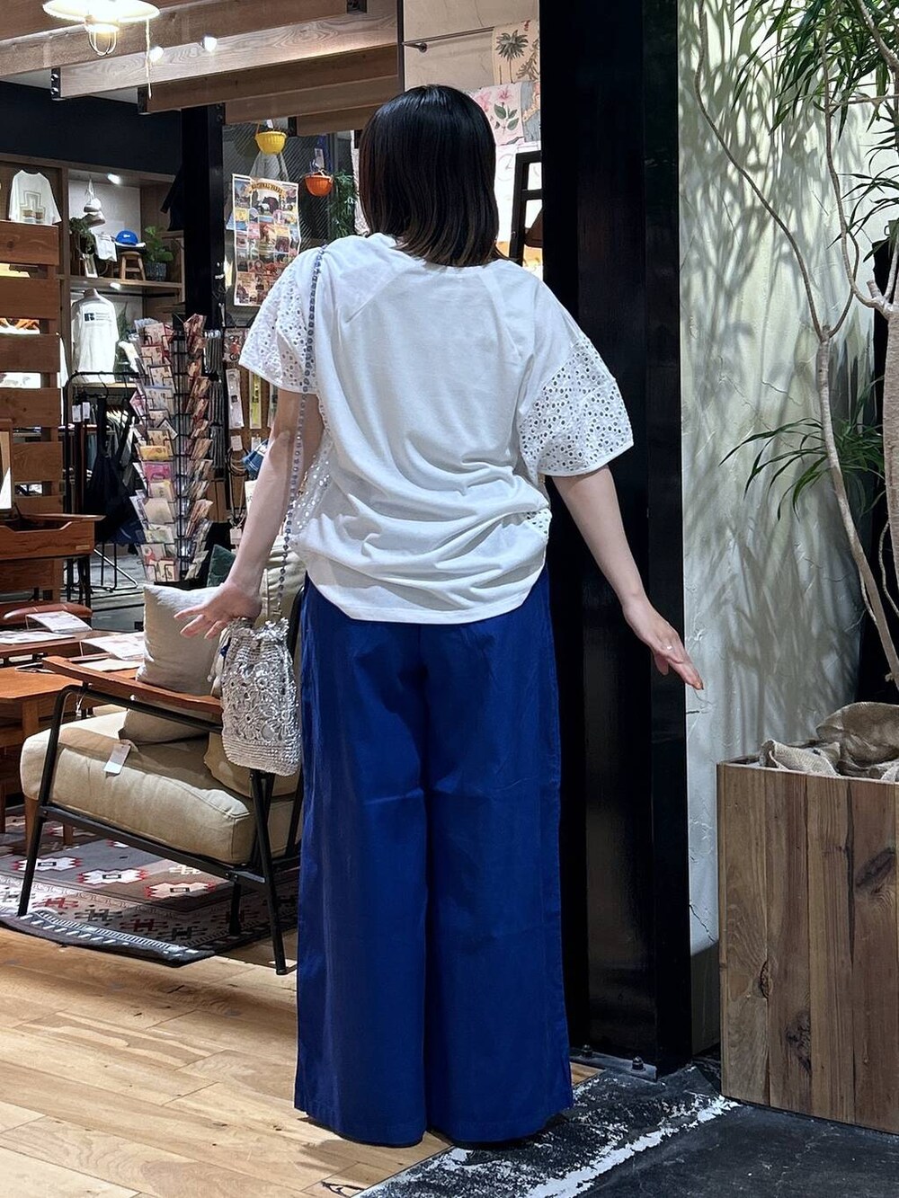「夏コーデ、リラックス、デートコーデ、おでかけ、低身長、カジュアル、体型カバー、休日コーデ、デート/ロマンティック、楽ちんコーデ、春コーデ、女子会、ゆったり、niko and ...、Tシャツ」｜「niko and...のDRYイージーワイドパンツ（その他パンツ、ブルー系）」を使った、h0peeekoさん（レディース・151cm）の春コーディネートの3枚目の写真