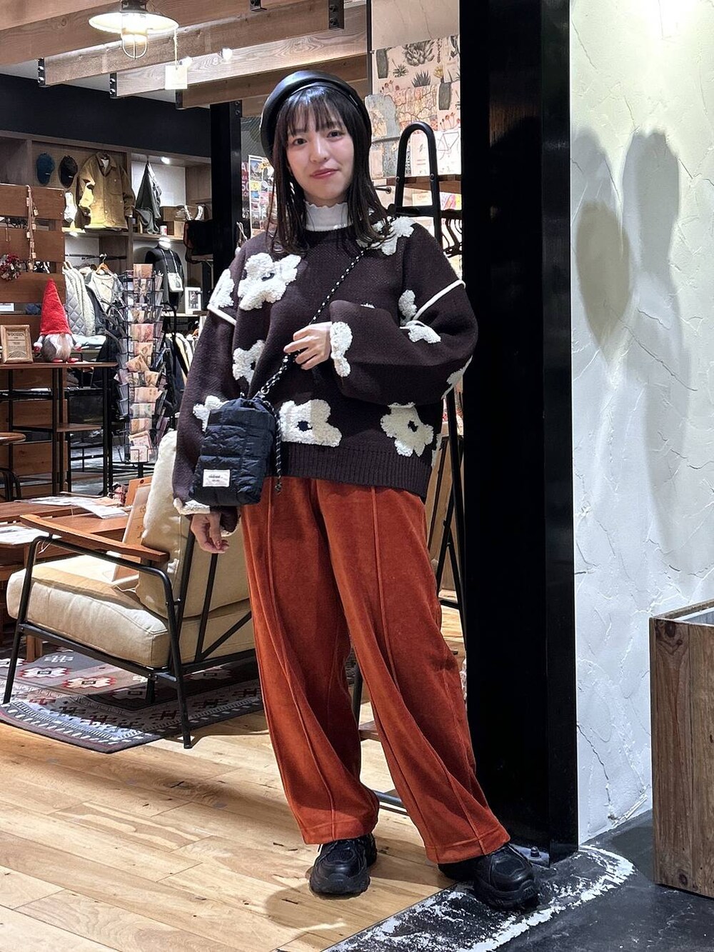 オレンジ系のその他パンツ、ブラック系のスニーカー、ホワイト系のTシャツ/カットソーを着用したレディースの冬コーディネートの4枚目の写真