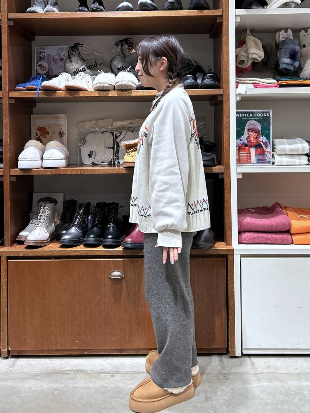 「低身長、カジュアル、体型カバー、休日コーデ、デート/ロマンティック、楽ちんコーデ、春コーデ、女子会、ゆったり、niko and ...、骨格ウェーブ、秋コーデ、冬コーデ、カーディガン、ニット」｜「niko and...のなめらかタッチニットパンツ（その他パンツ、ホワイト系）」を使った、h0peeekoさん（レディース・152cm）の秋コーディネートの3枚目の写真